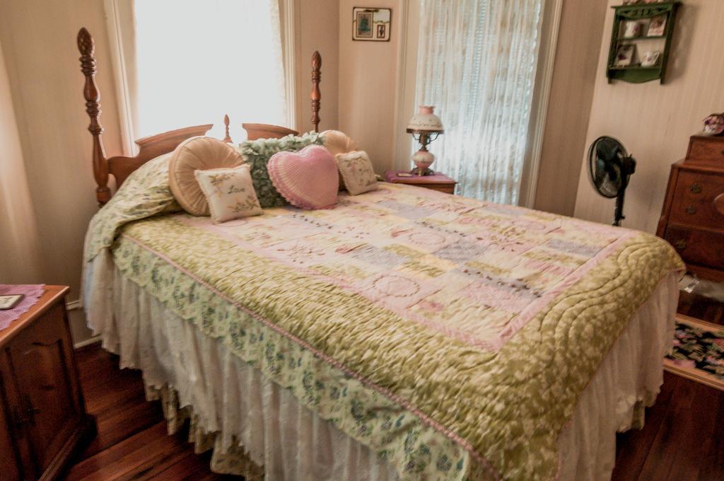 Bed and Breakfast Holly House Of Hamilton Экстерьер фото