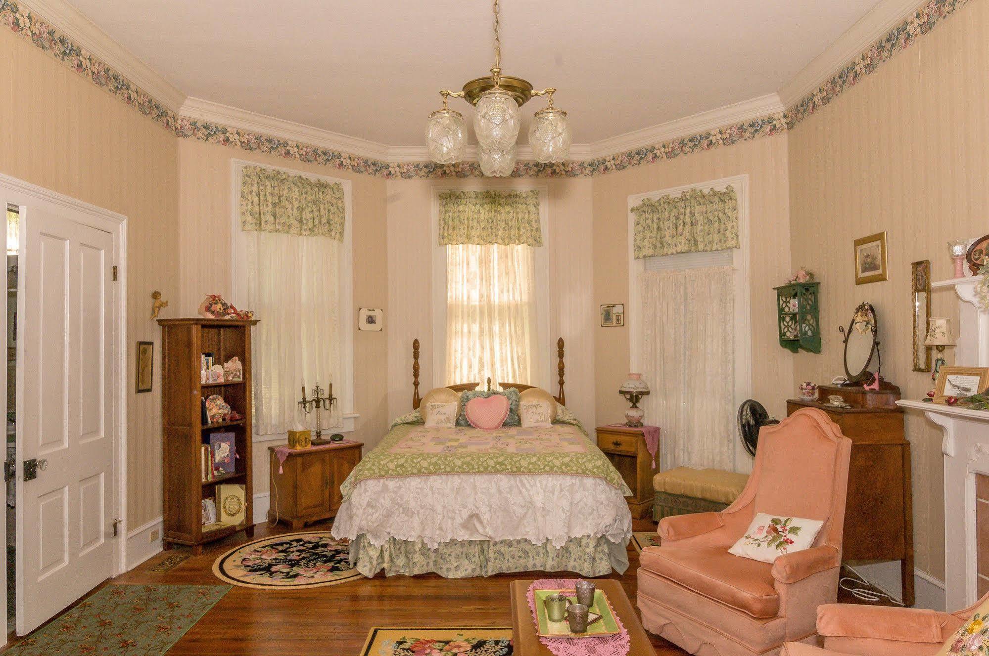 Bed and Breakfast Holly House Of Hamilton Экстерьер фото